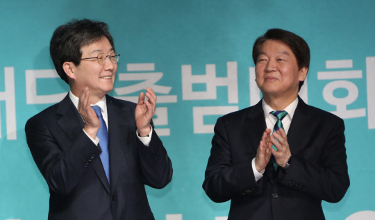 바른미래당 출범식 바른미래당 유승민 공동대표(왼쪽)와 안철수 전 대표가 13일 경기도 고양시 킨텍스 제2전시장에서 열린 바른미래당 출범식에서 박수치고 있다. 2018.2.13